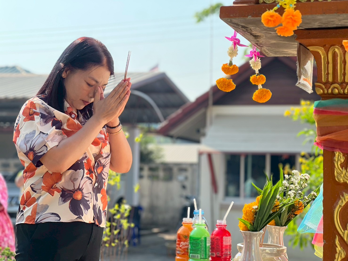 title - ส.ป.ก. ยโสธร จัดพิธีเจริญพระพุทธมนต์ทำบุญถวายภัตตาหารเพลแด่พระสงฆ์ พิธีสักการะศาลเจ้าที่และสิ่งศักดิ์สิทธิ์ประจำสำนักงาน เนื่องในเทศกาลวันขึ้นปีใหม่ไทย